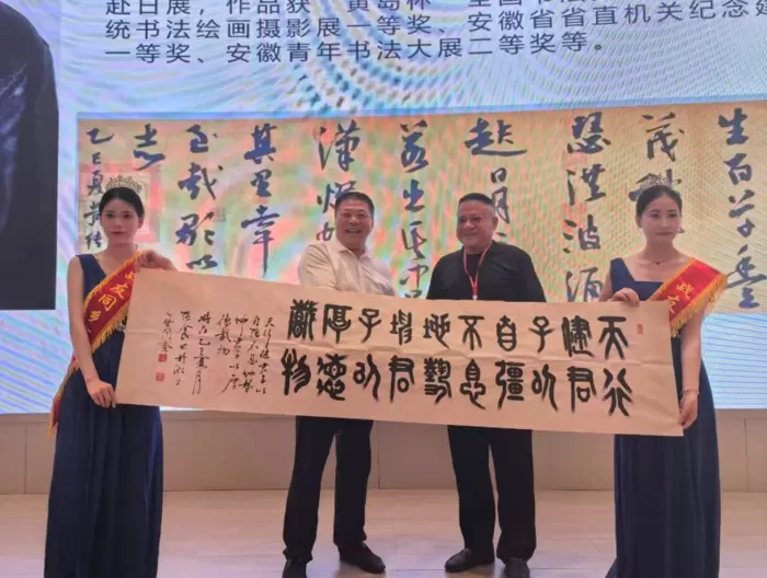 民雅教育董事长周名龙献爱心，助力战友同乡汇爱心公益晚会