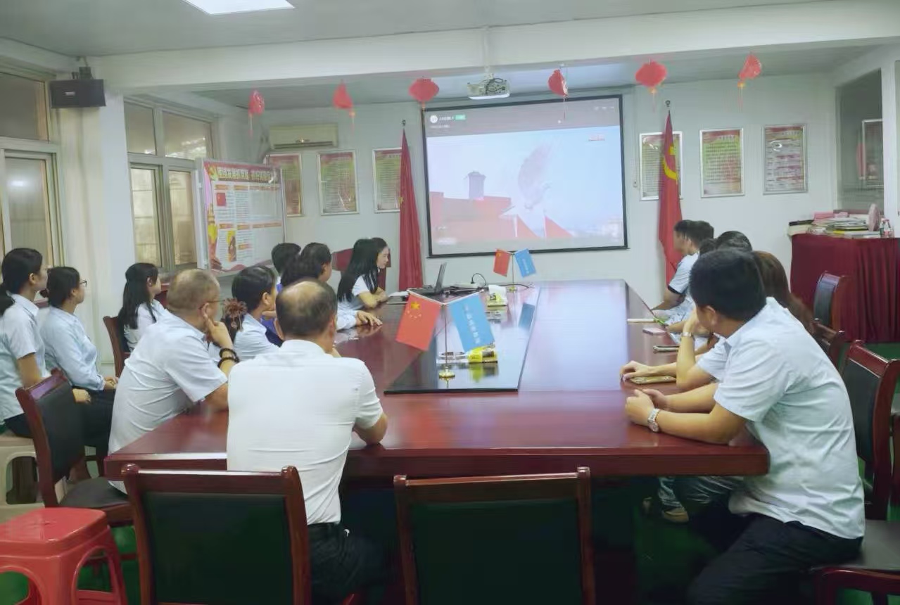 铭记历史，提振信心：鑫强徽新材料科技有限公司党支部组织管理层观看九三阅兵仪式